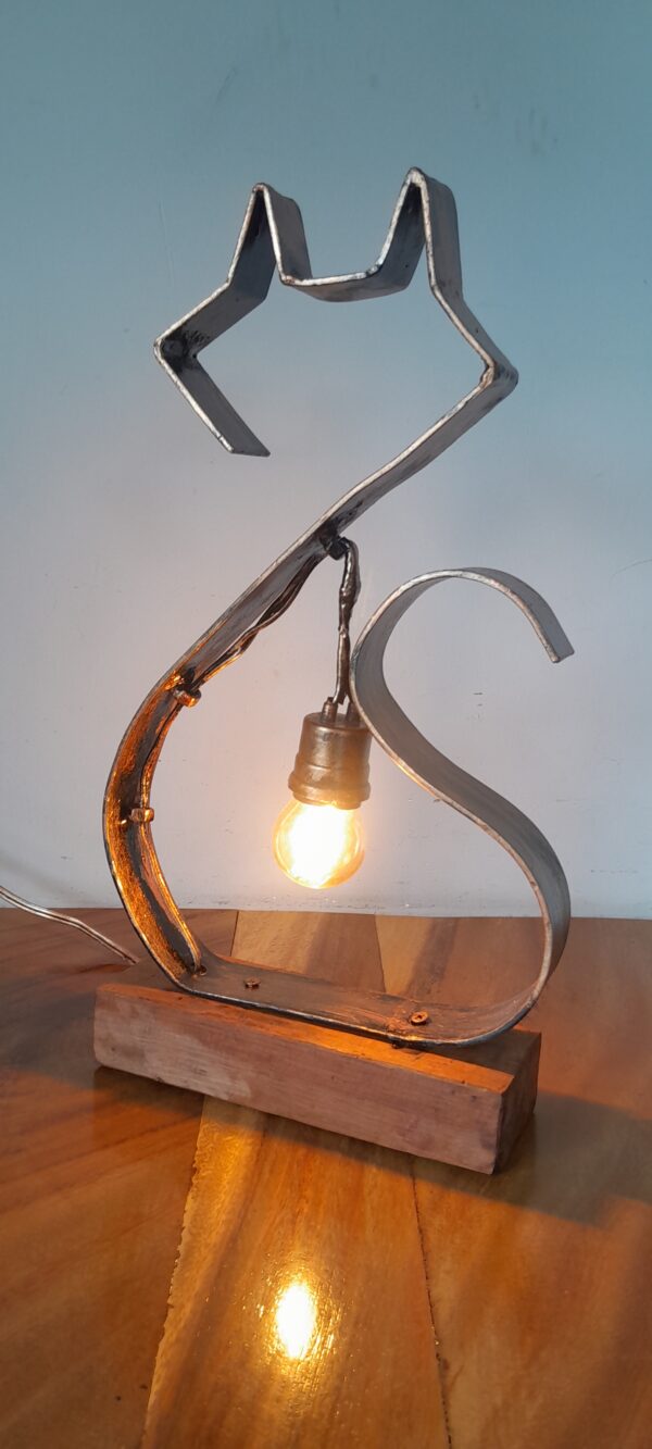 20250820_162310 Lampara en madera y metal